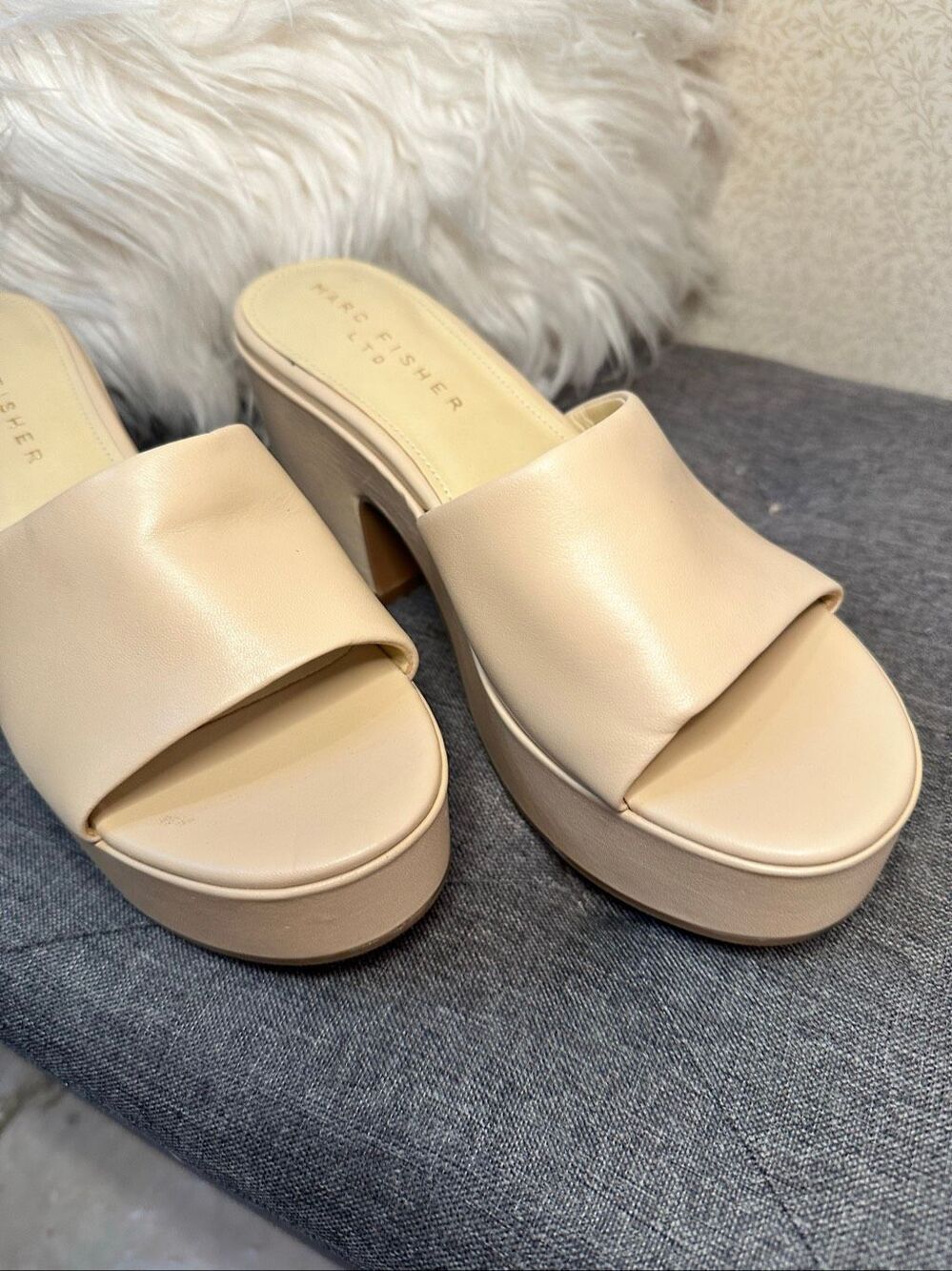 NWOT Mark Fisher LTD women’s beige platform slide sandals with a black heel size
